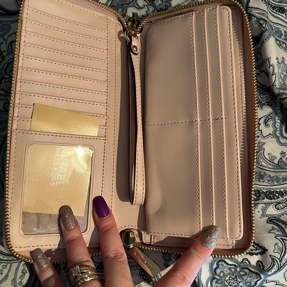 NWOT Michael Kors continental vanilla wallet/inside is ballet pink❤️Reduced❤️ - Picture 3 of 3